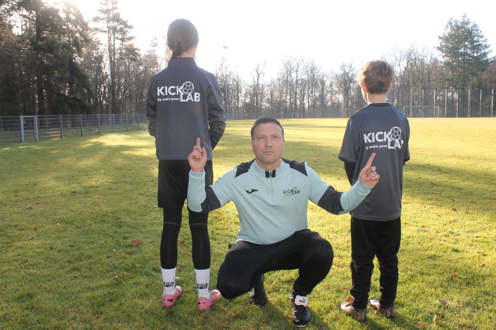 André mit Kindern, Teamszene – KickLab Fußballtraining Eisingen
