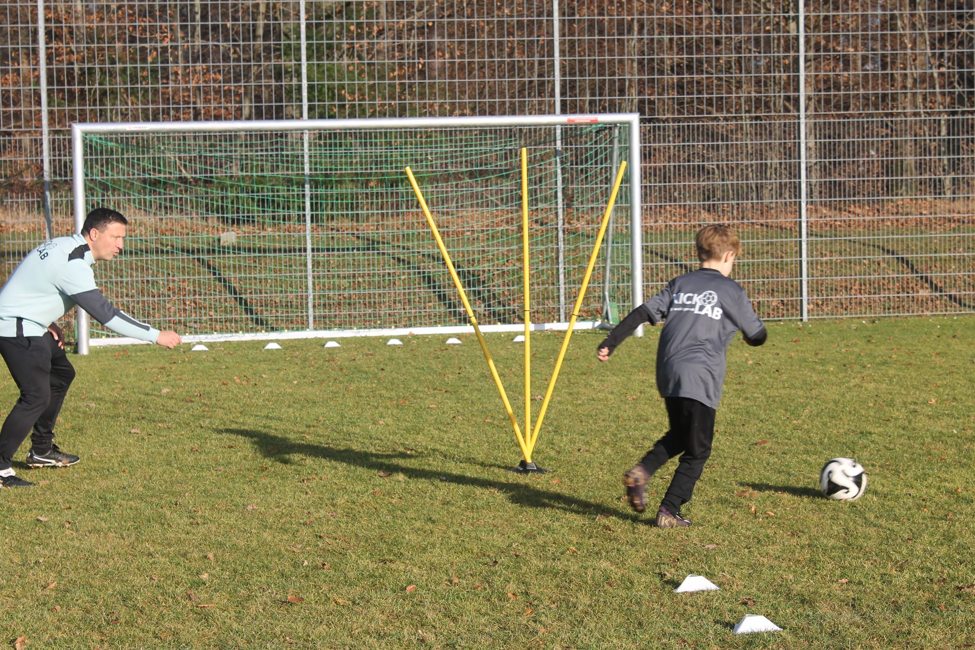 Torschuss mit Slalomstangen – KickLab Fußballtraining Eisingen